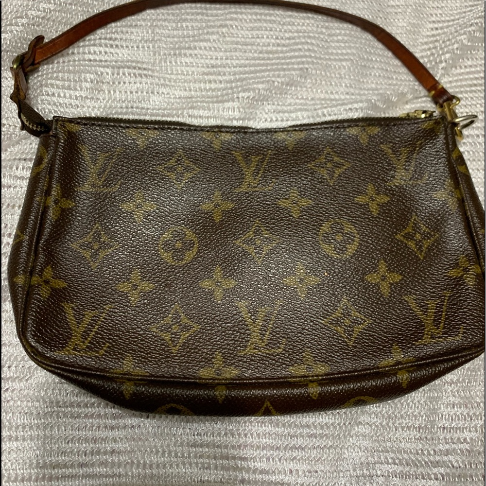 Authentic Louis Vuitton Pochette Monogram